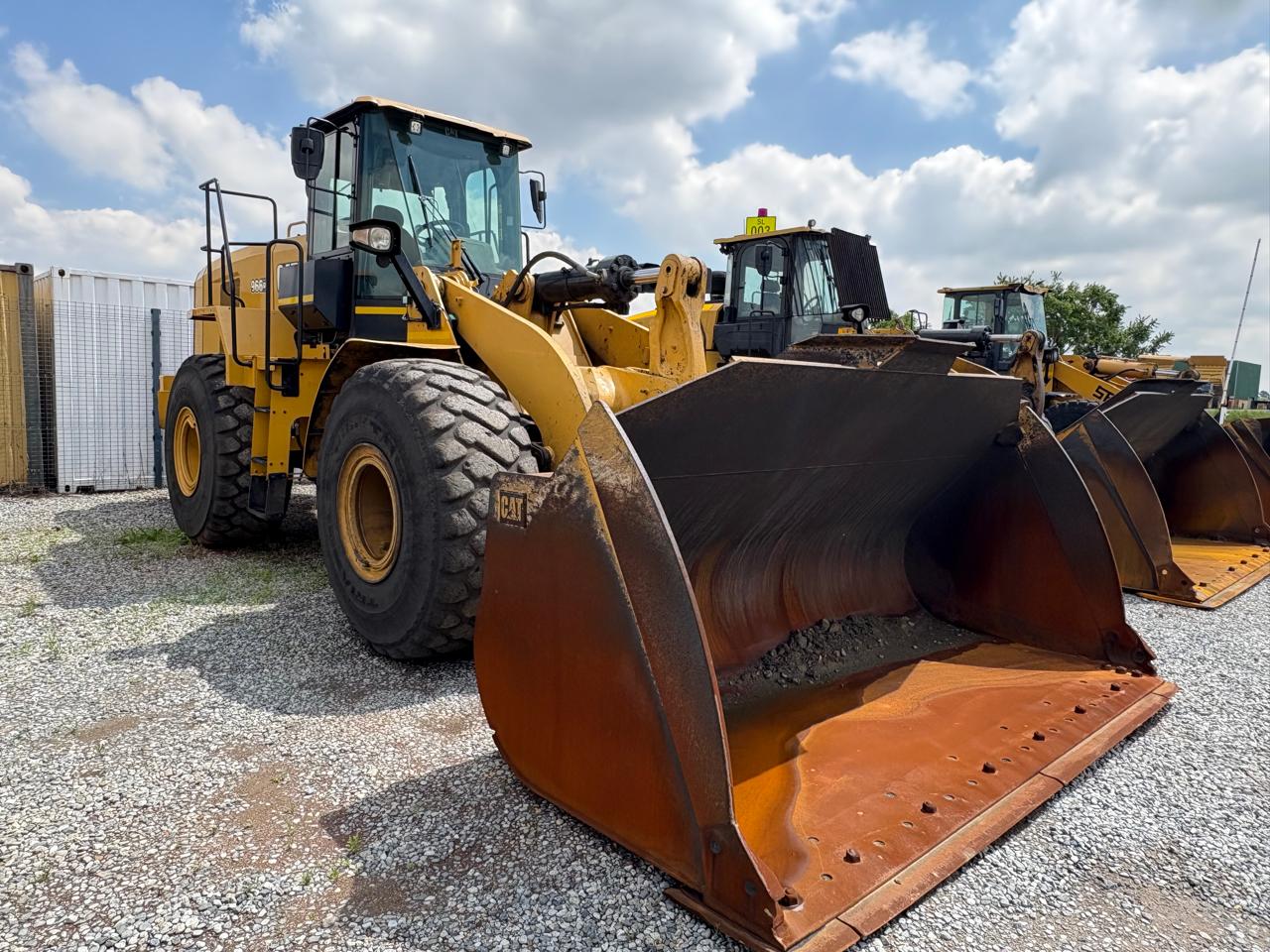 Caterpillar 966GC bucket close up