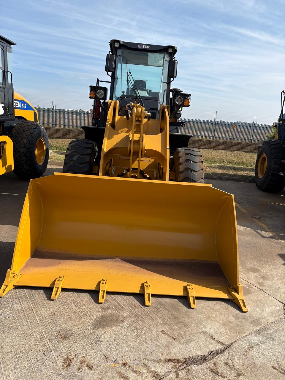 SEM 636D LOADER