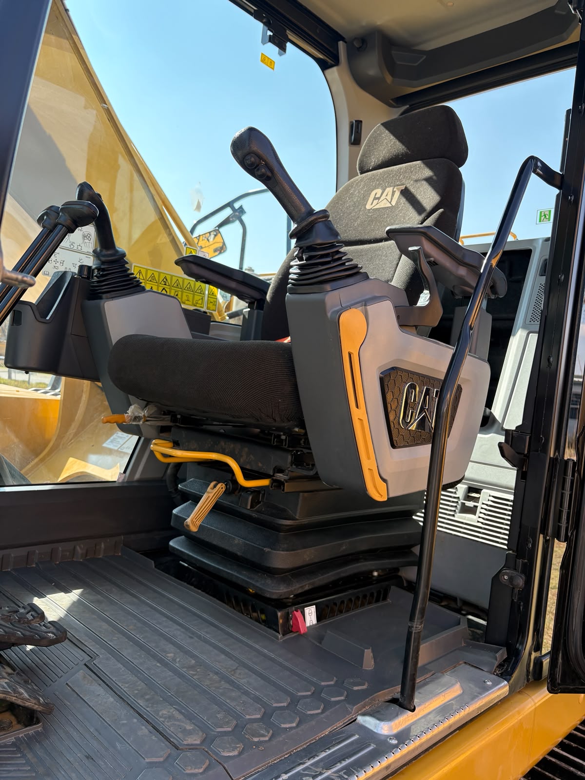 CATERPILLAR 320 EXCAVATOR