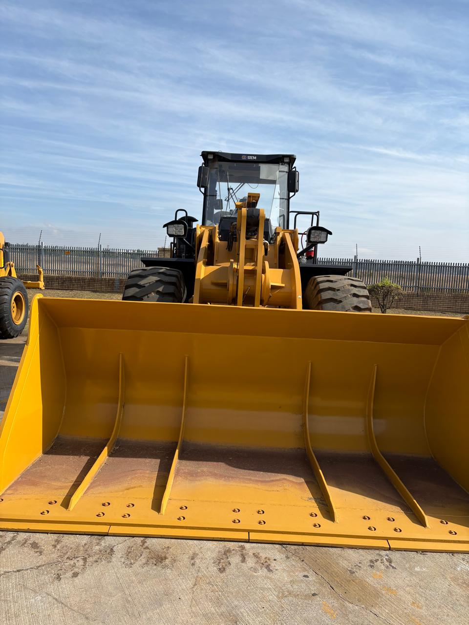 SEM 676 LOADER
