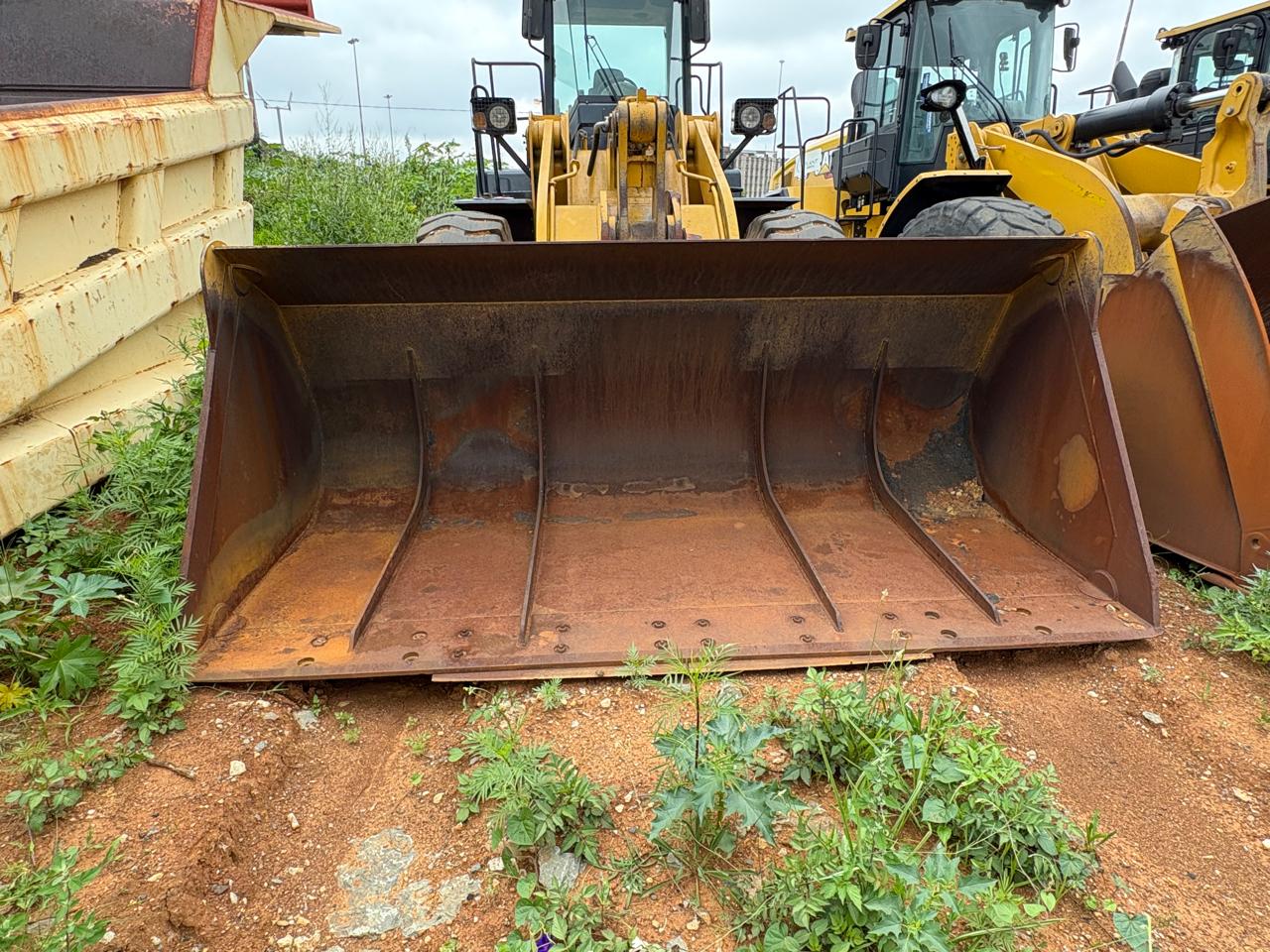 SEM 660D loader bucket detail