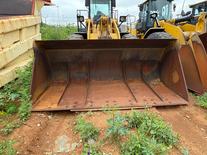 SEM 660D loader bucket detail