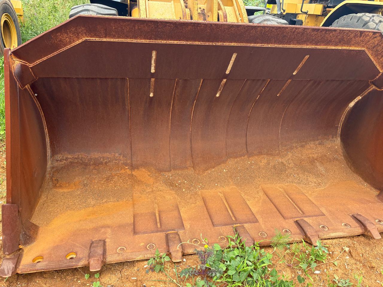 SEM 660D loader bucket detail