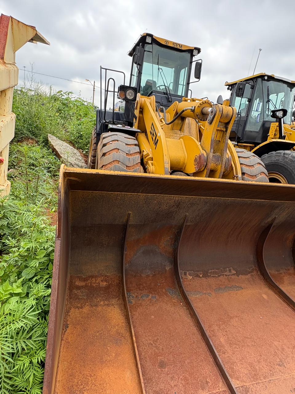 SEM 660D loader bucket detail