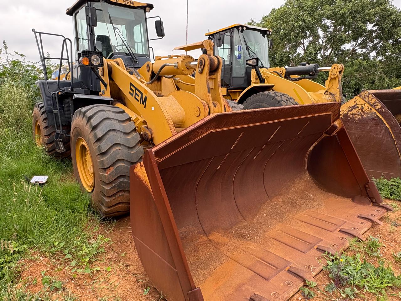 SEM 660D loader bucket detail